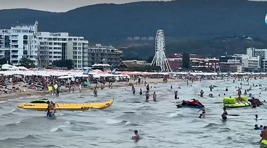 Нов инцидент на морето: 16-годишен е откаран в болница след падане от "плаващ дюшек"